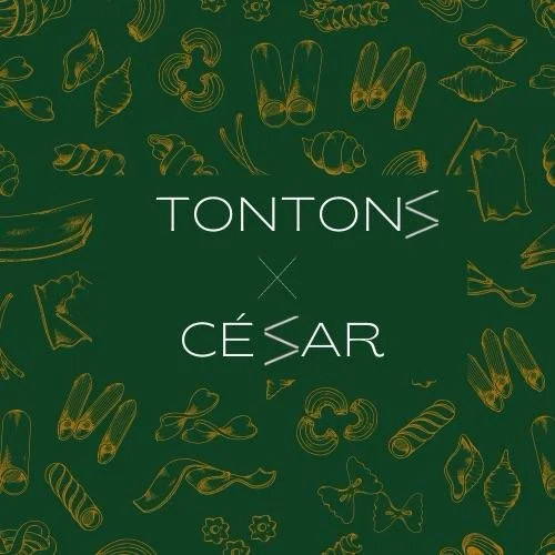 Design de fond vert avec des illustrations de coquillages et de fruits de mer en lignes dorées, avec le texte blanc 'TONTONS x CÉSAR' au centre.