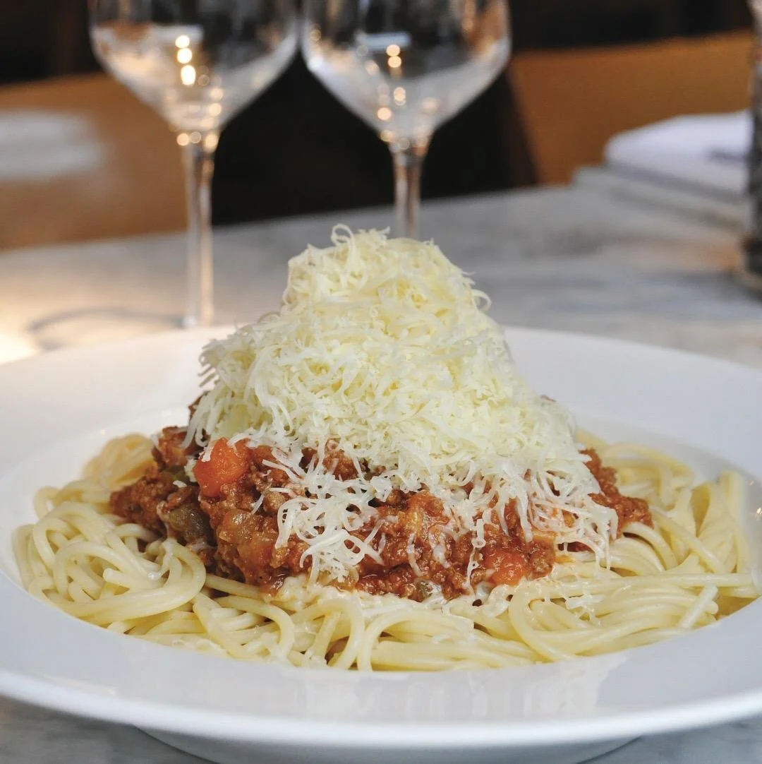 Assiette de spaghetti avec sauce bolognaise et fromage râpé