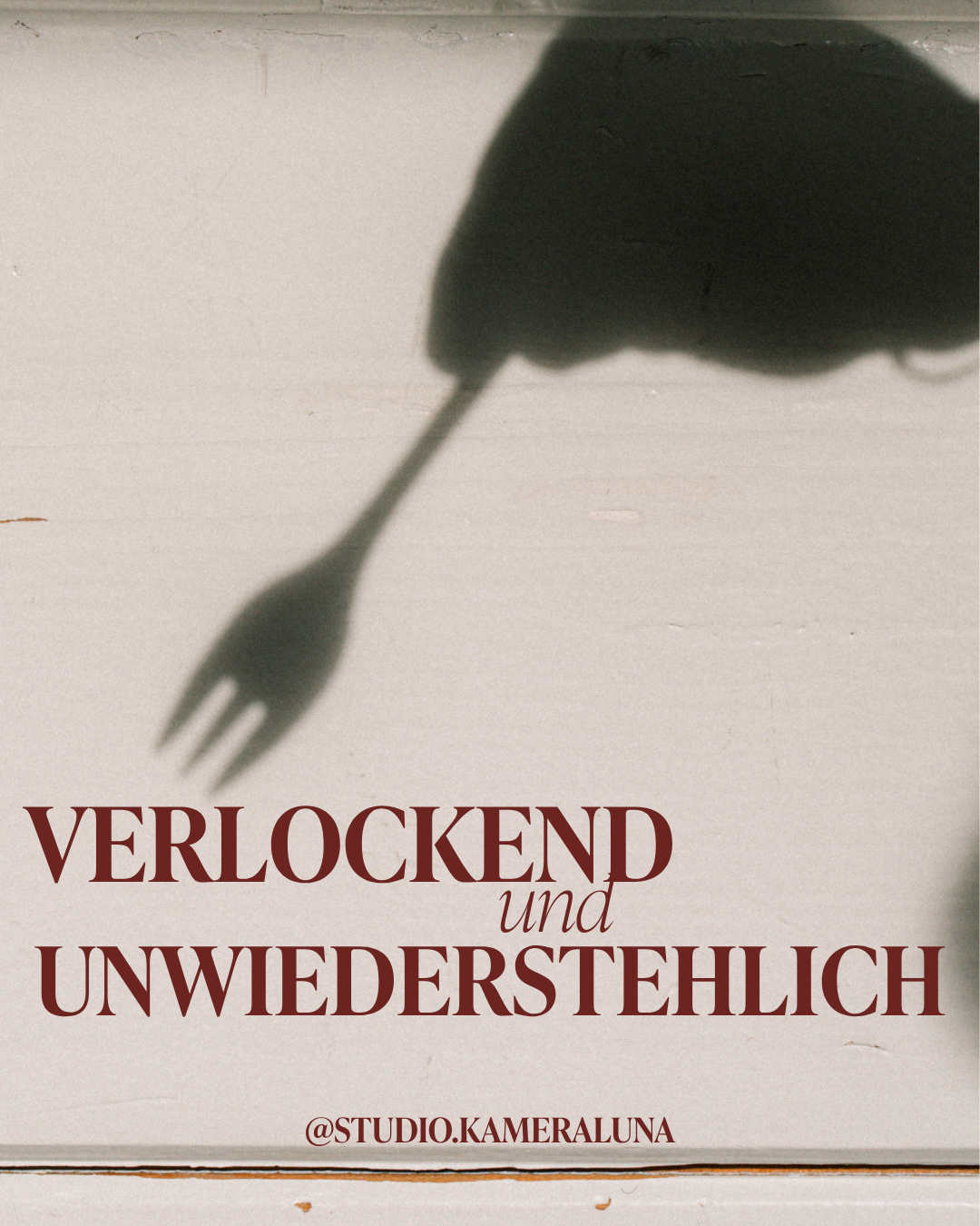 Der Schatten eines Essstäbchens, das auf einen Teller gelegt ist, bildet die Silhouette einer Gabel. Der Text auf dem Bild lautet: "Verlockend und Unwiderstehlich" sowie der Instagram-Handle @STUDIO.KAMERALUNA.