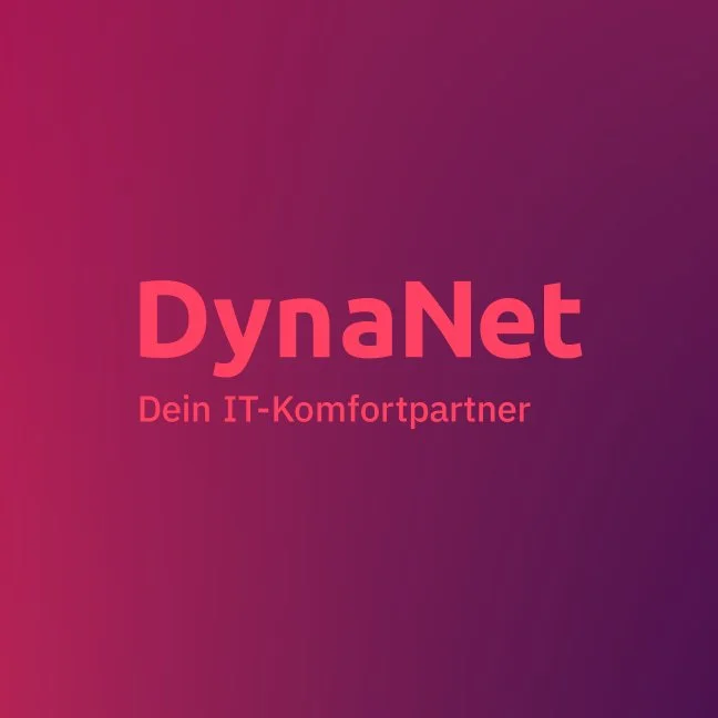 Grafik mit dem Text "DynaNet" und dem Untertitel "Dein IT-Komfortpartner" auf einem pink-lila Farbverlauf-Hintergrund.