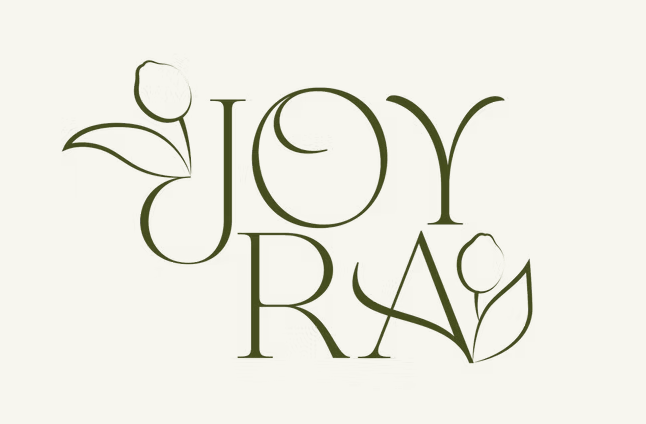 Der Text 'Joy' und 'Roar' in stilisierten Buchstaben, jeweils mit Blumendekorationen.