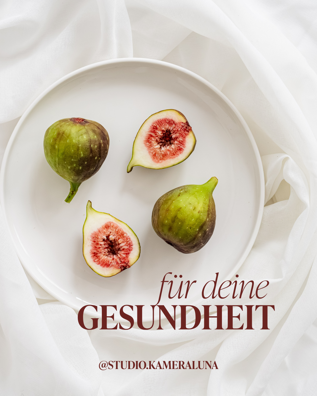 Vier Feigen, zwei ganz und zwei halbiert, auf einem weißen Teller. Weißer Stoff im Hintergrund. Text: "für deine GESUNDHEIT" und Instagram-Handle @STUDIO.KAMERALUNA.