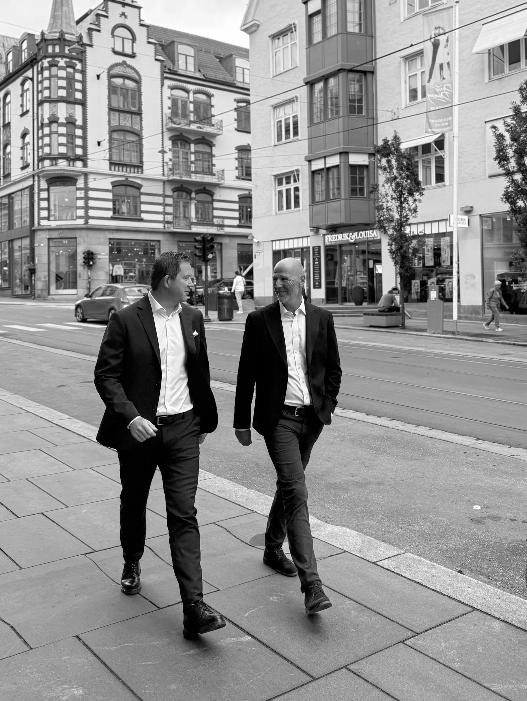 Christian og Marius ute i gaten. De vandrer og ser på hverandre