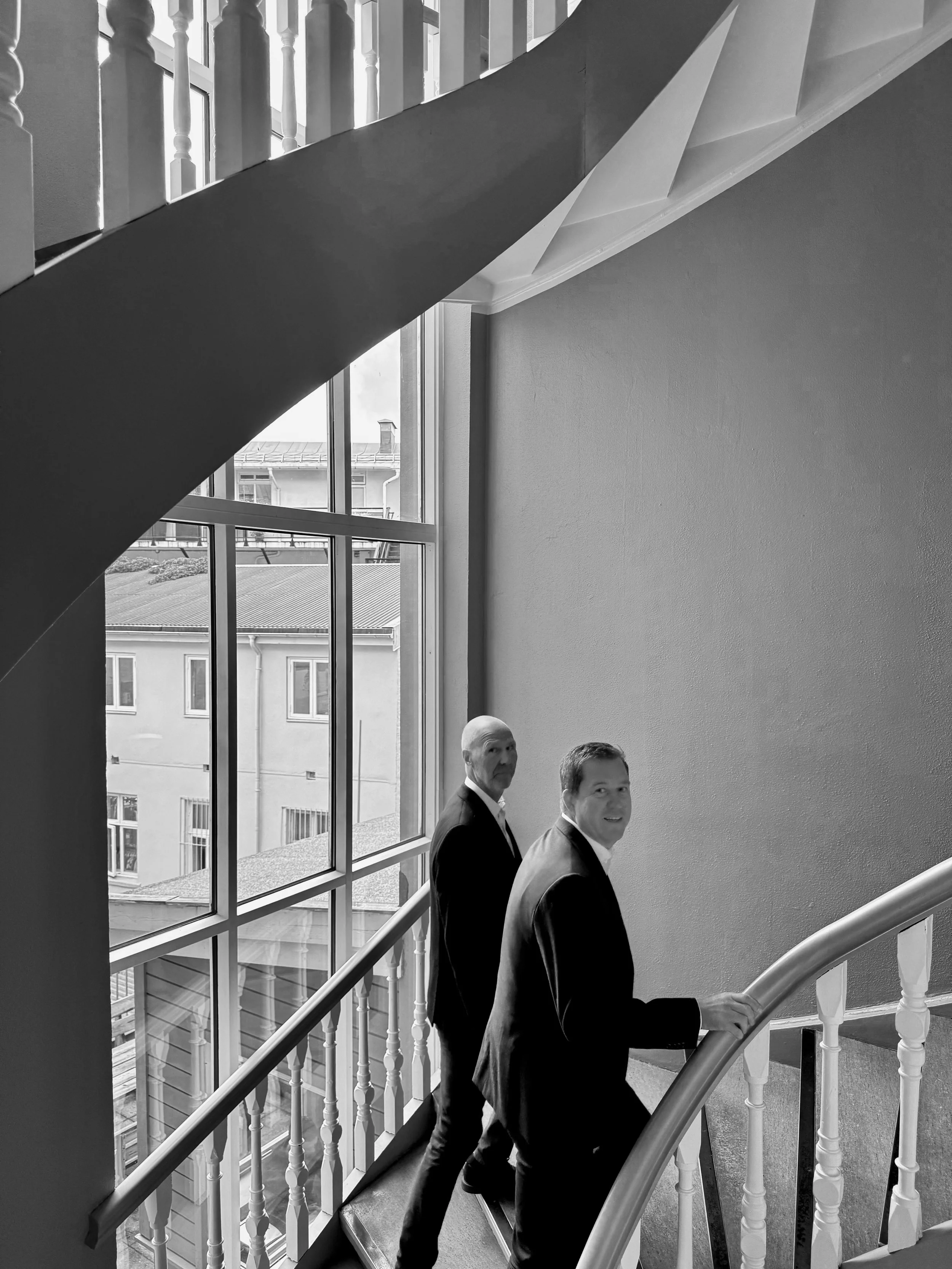 Marius og Christian avbildet i en trapp