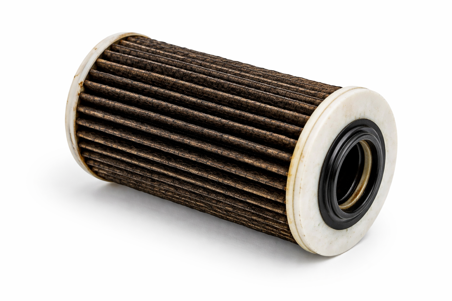 Motorölfilter mit dunklen, abgenutzten Papier- und Kunststoffelementen, auf weißem Hintergrund