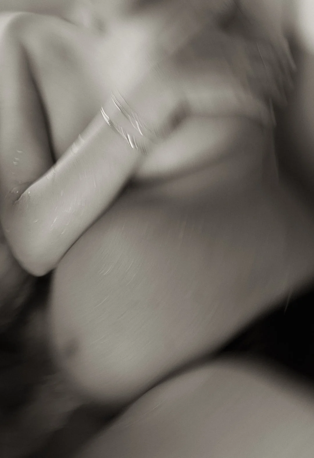 Denver maternity photographer specializing in intimate, emotional and natural light motherhood sessions. Timeless, nostalgic photography for expecting mothers and families.