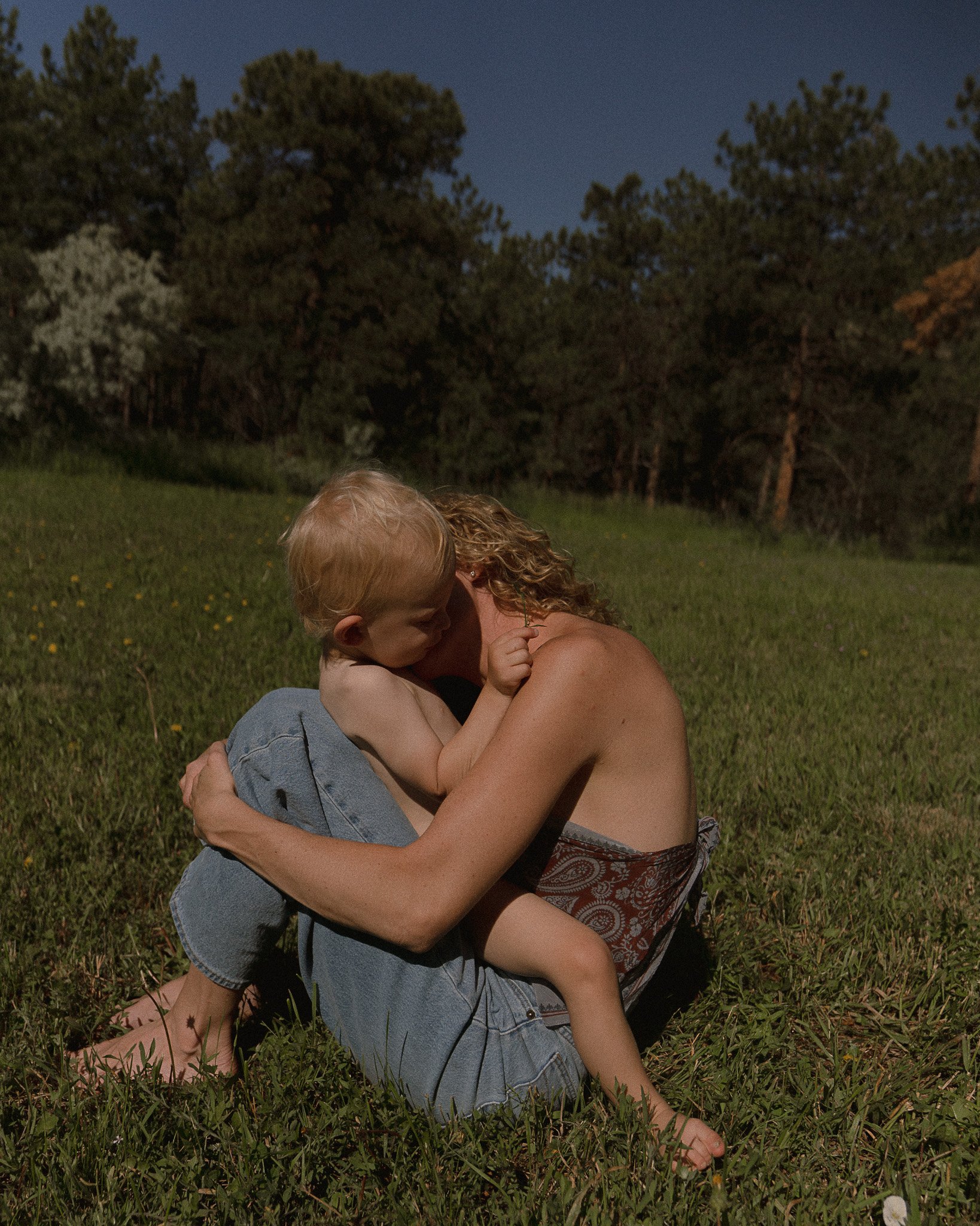 Denver maternity photographer specializing in intimate, emotional and natural light motherhood sessions. Timeless, nostalgic photography for expecting mothers and families.