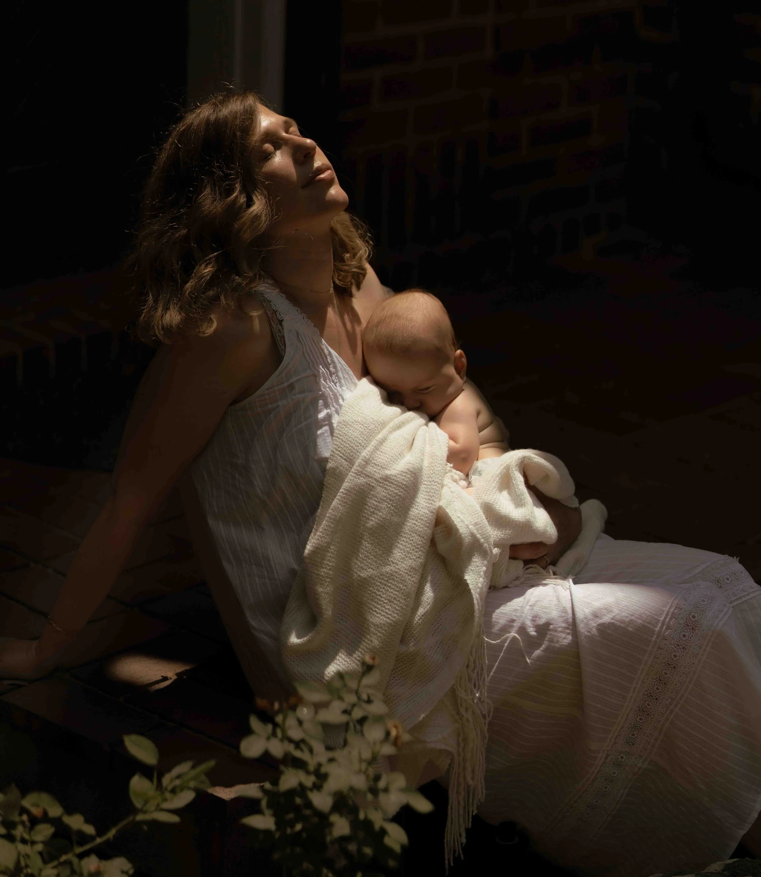 Denver maternity photographer specializing in intimate, emotional and natural light motherhood sessions. Timeless, nostalgic photography for expecting mothers and families.