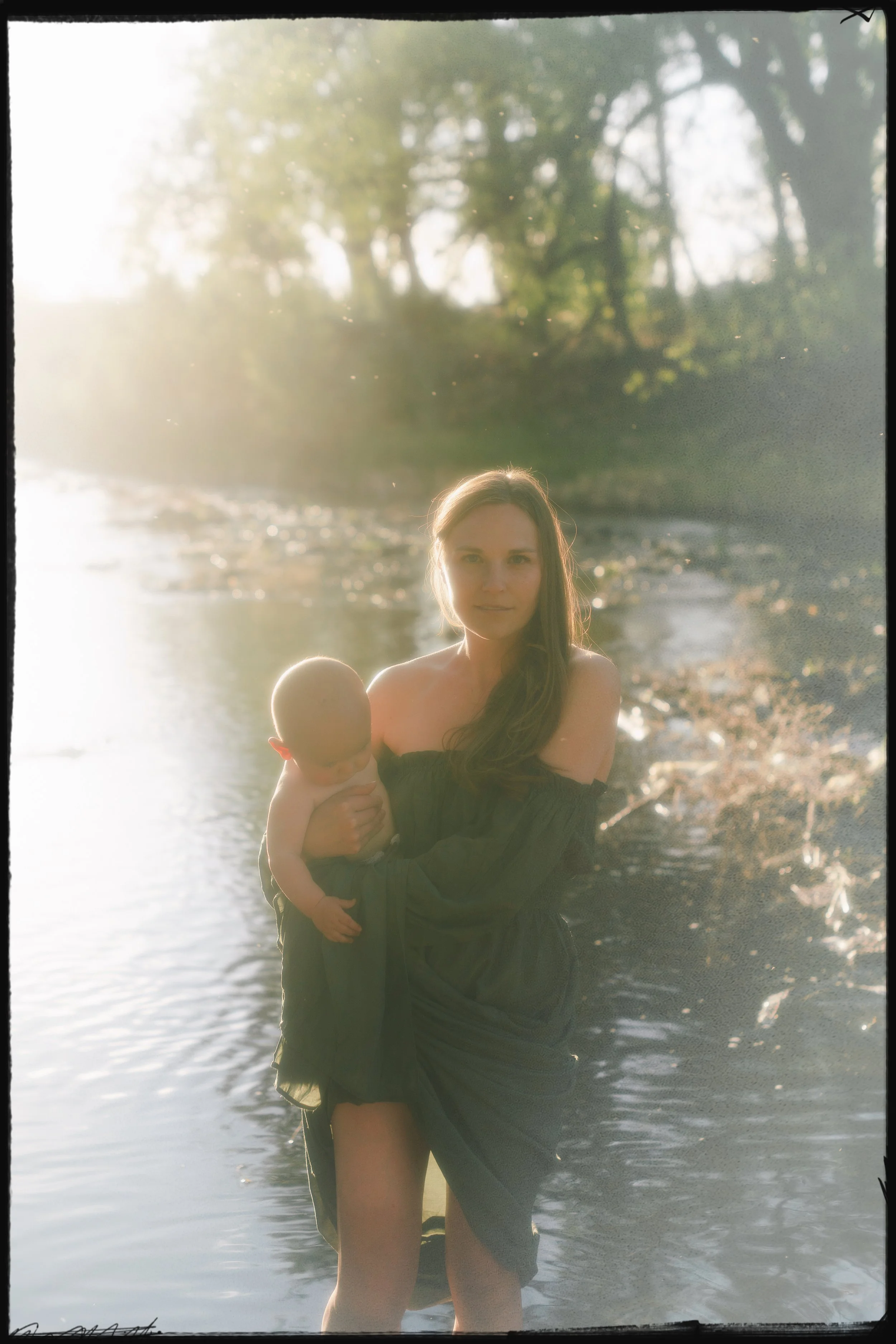 Denver maternity photographer specializing in intimate, emotional and natural light motherhood sessions. Timeless, nostalgic photography for expecting mothers and families.