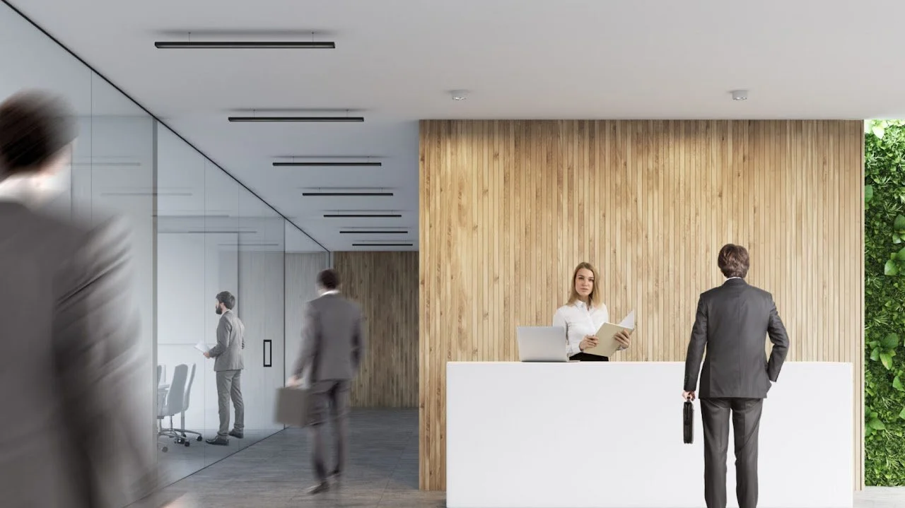 Mitarbeiter führt die Tätigkeit als Empfangsdienst oder Pförtner aus. Sicherheitsdienst.