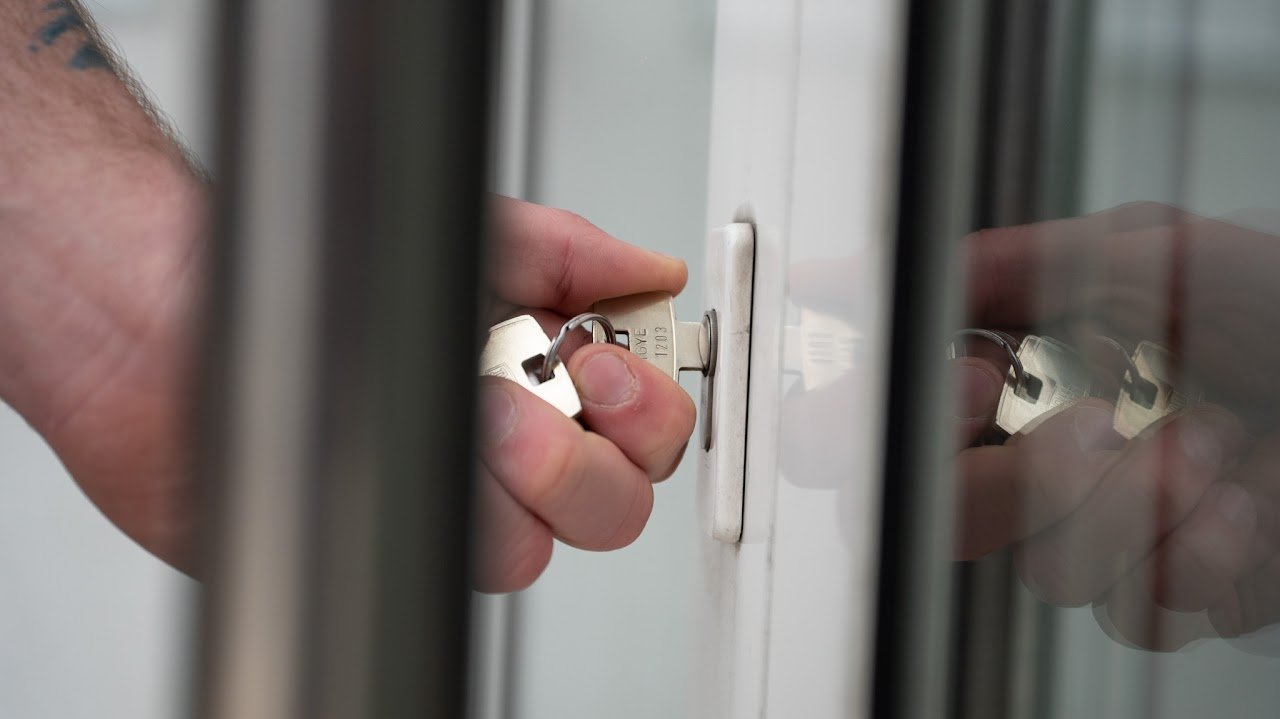 Verschluss und Aufschluss von Objekten Mitarbeiter mit einem Schlüssel