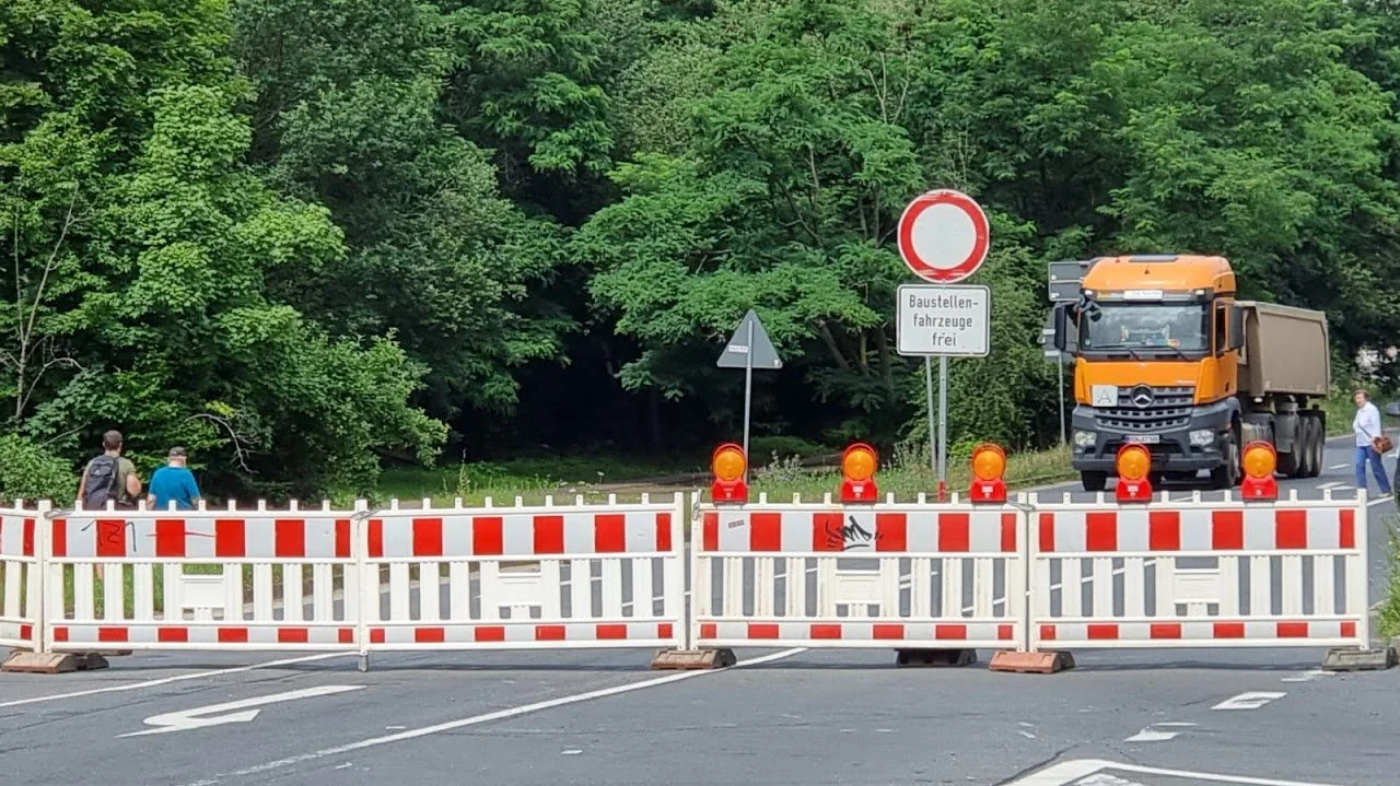 Überwachtung und Kontrolle von Straßensperren und Baustellen