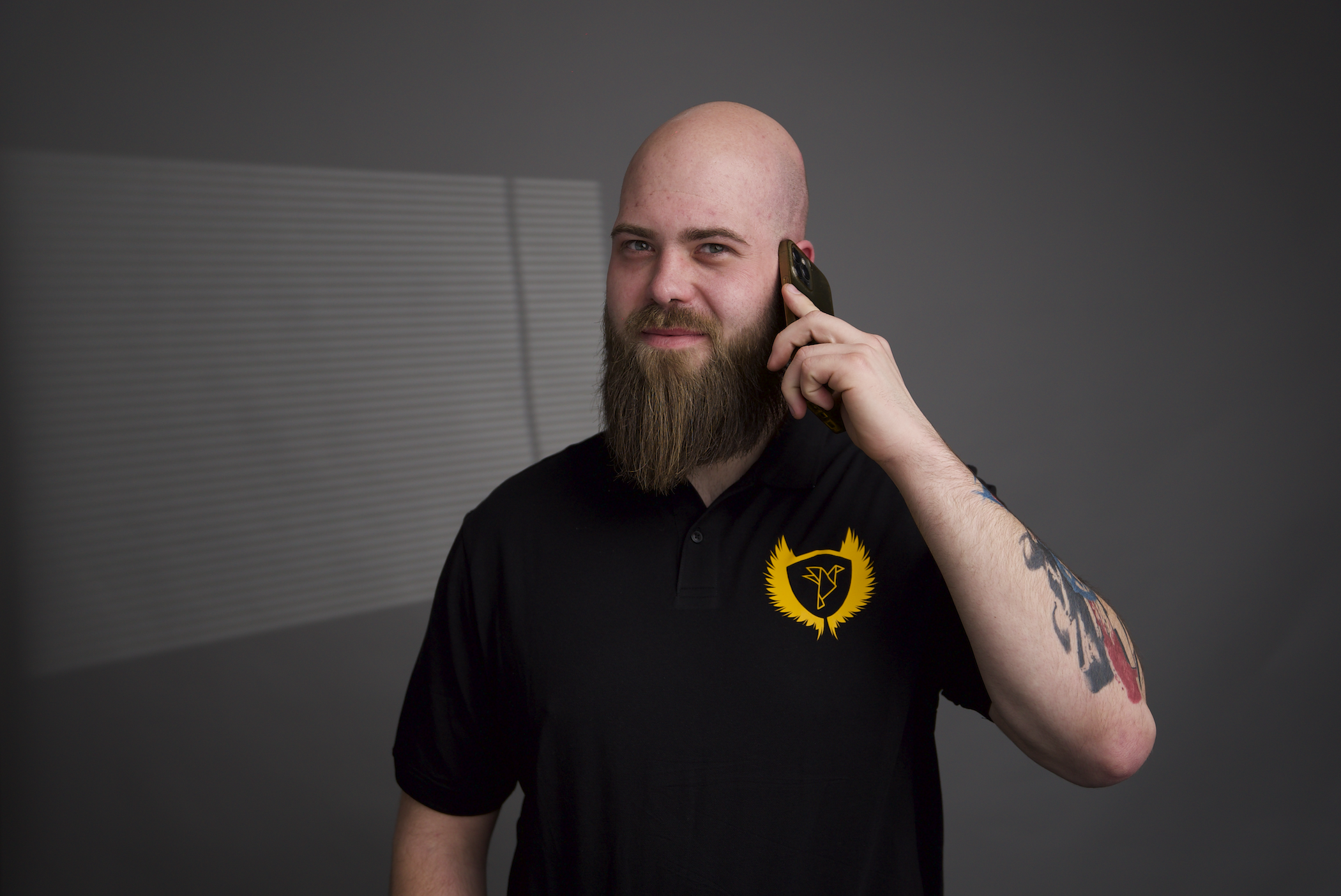 Nico Baumgarte Geschäftsführer JANDL GmbH im Gespräch am Telefon.