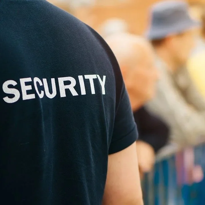 Mitarbeiter auf dem Gelände beim Veranstaltungsschutz.