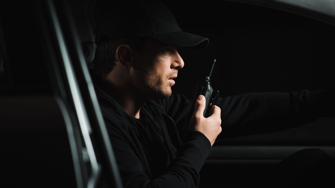 Mitarbeiter am Funkgerät im Revierdienst.