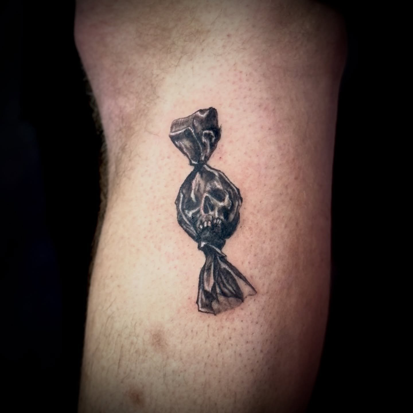 candy skull for @nylz_33 
Thank you so much for your trust 

#flashtattoo #candy #tattoo #microrealism
