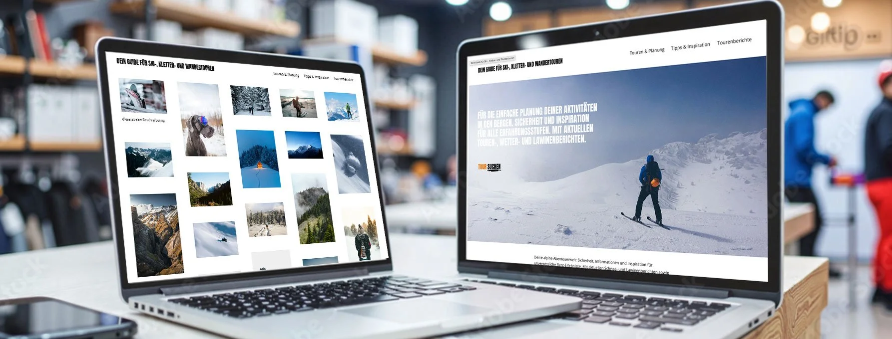 Zwei offene Laptops auf einem Tisch mit einer Schneelandschaft im Hintergrund. Der eine Laptop zeigt eine Webseite mit mehreren Berg- und Schneebildern, der andere eine Webseite mit einem Skifahrer in Schneelage.
