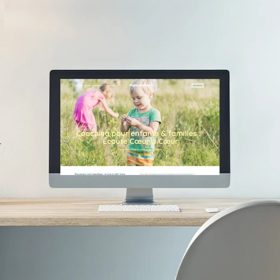 Ein Computerbildschirm zeigt eine Webseite für Coaching für Kinder und Familien mit einem Bild von zwei Kindern im Freien, eines in einem grün gestreiften T-Shirt und eines in einem pinken Kleid.