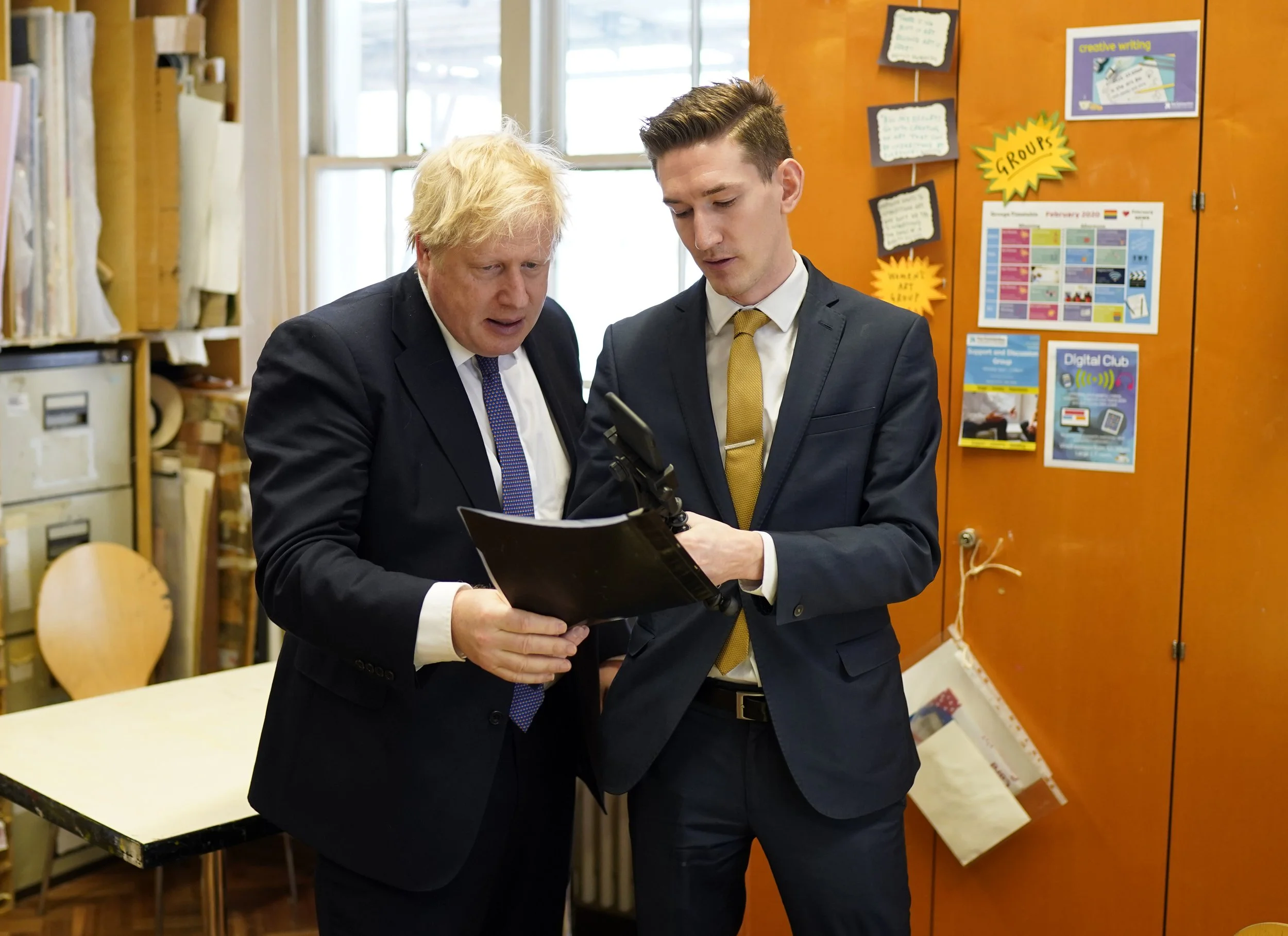 Robert Midgley briefing the then Prime Minister Boris Johnson.