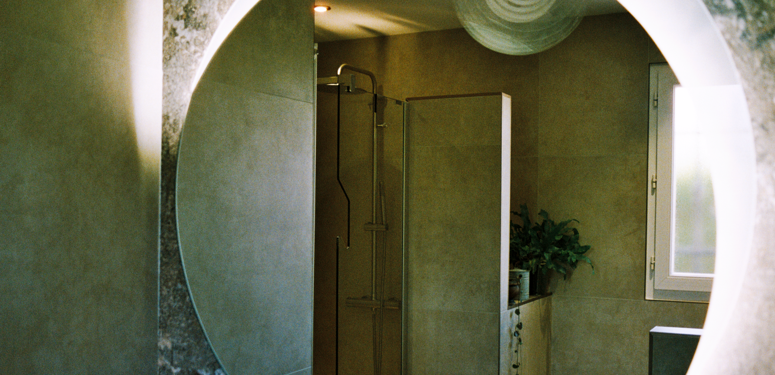Salle de bain avec grand miroir