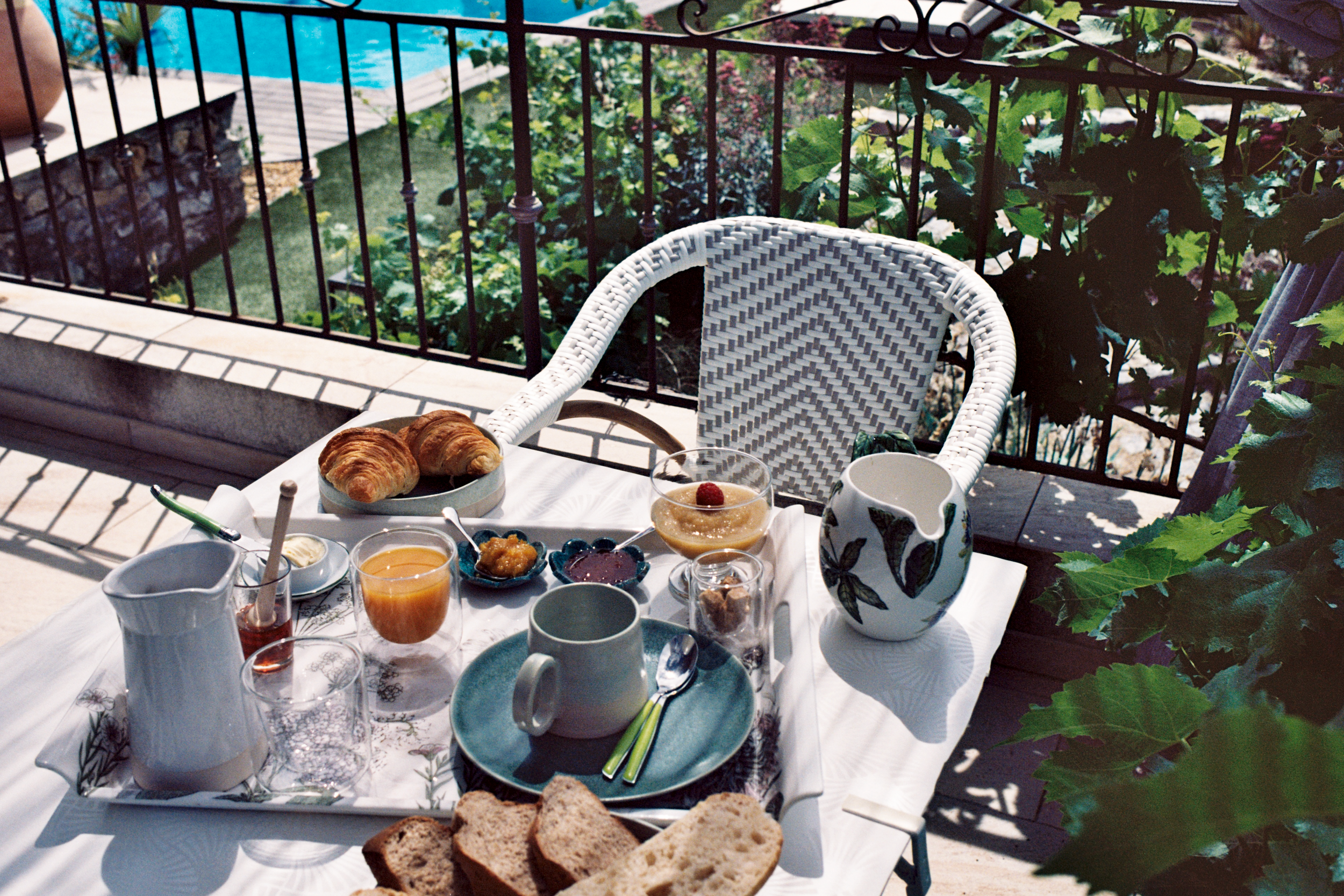 Plateau de petit déjeuner gourmand sur terrasse