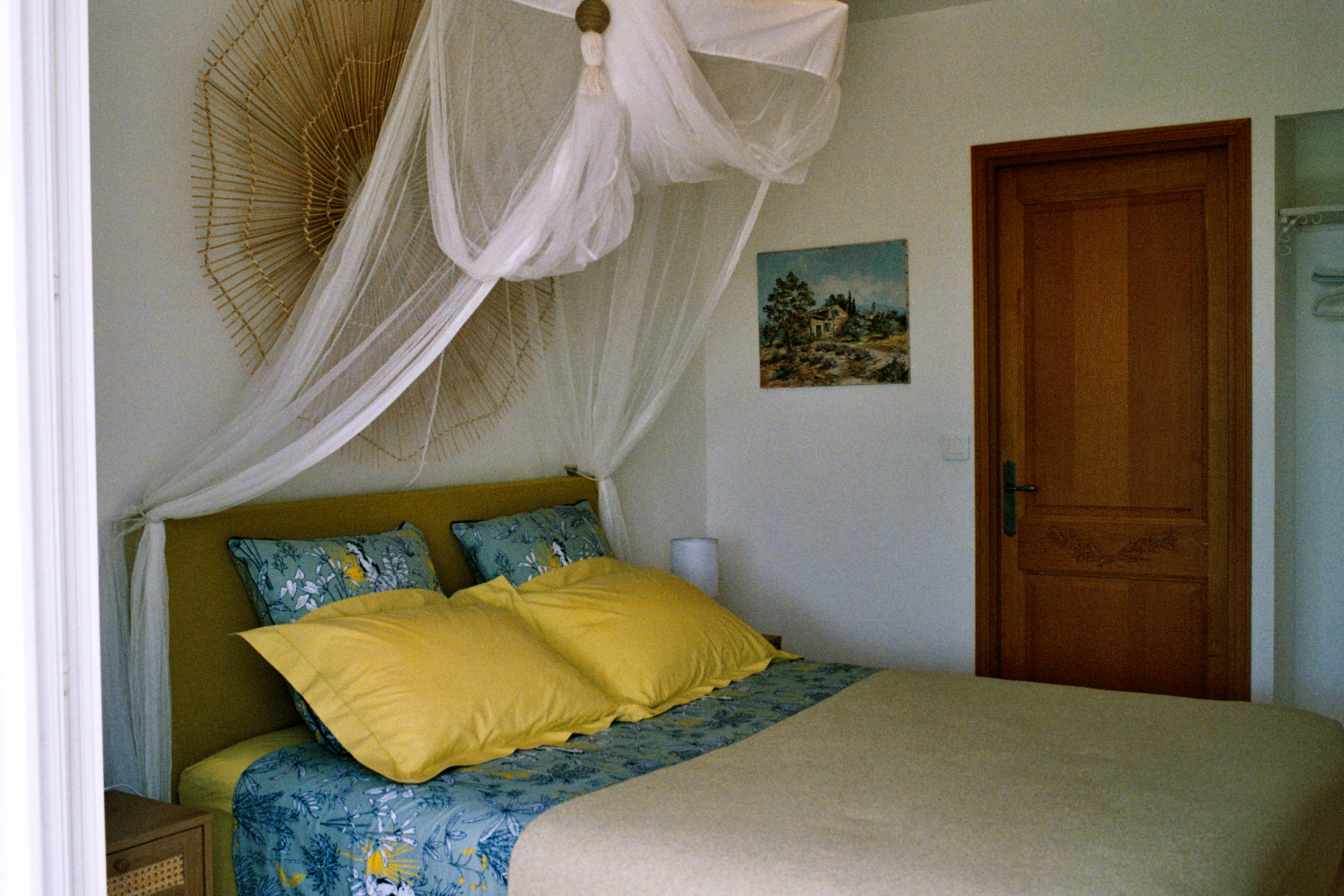 Un grand lit dans une suite avec tableaux aux murs