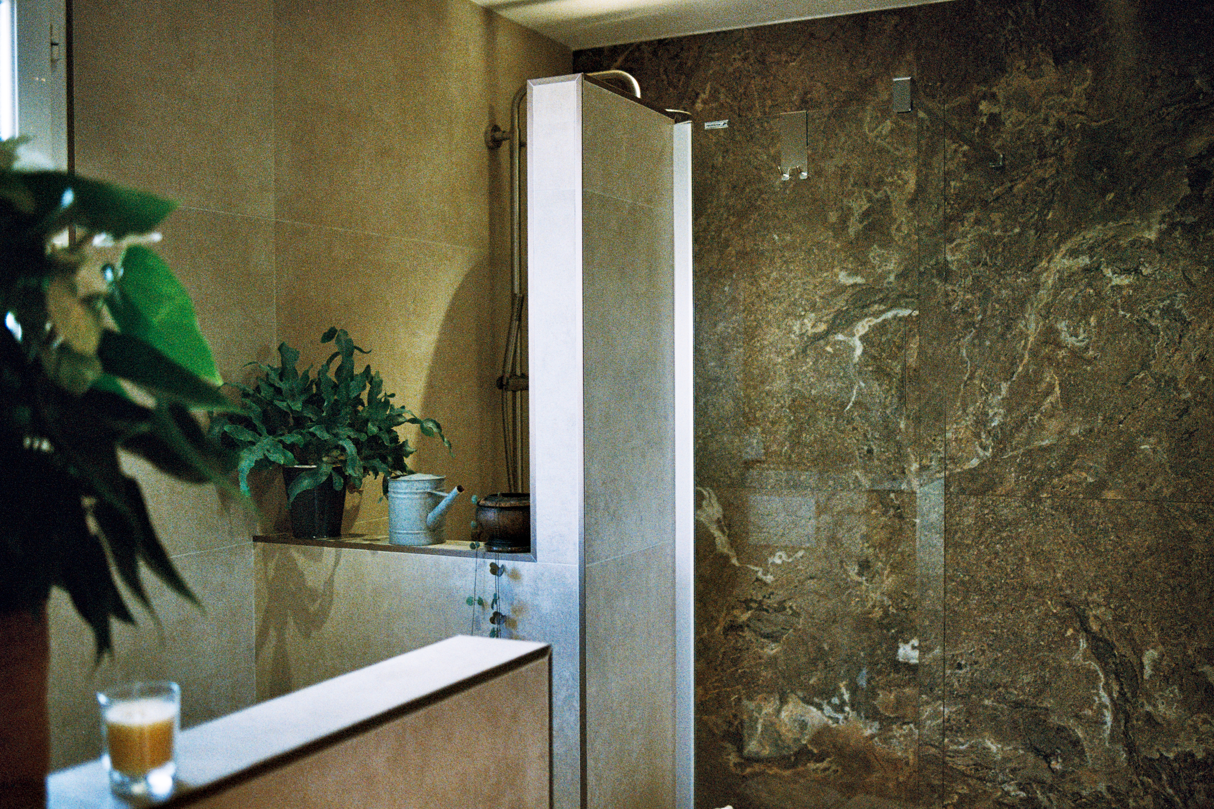 Salle de bain avec douche à l'italienne
