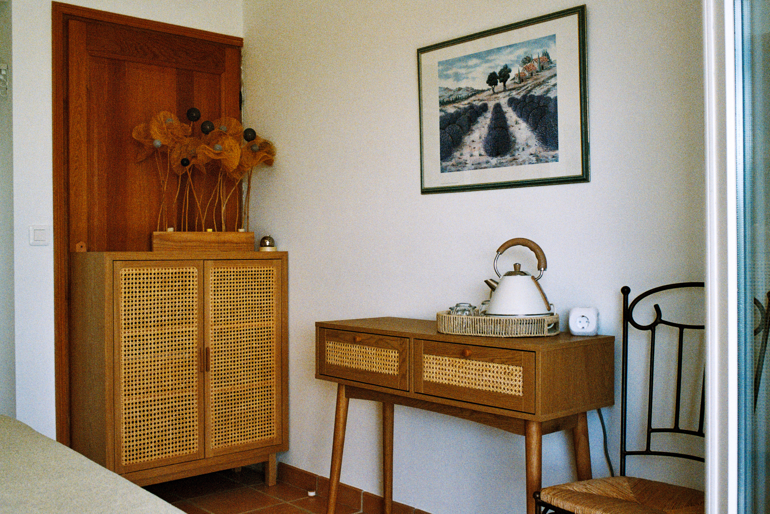 Chambre avec commode et armoire
