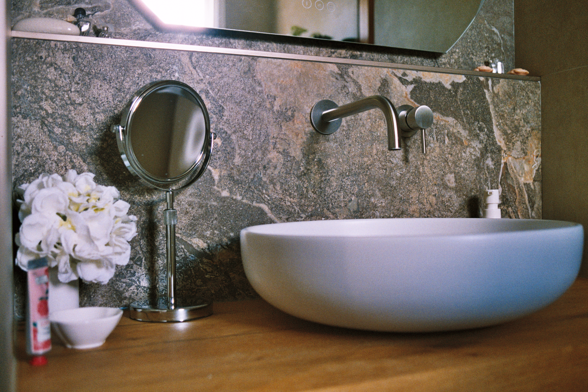 Vasque de salle de bain avec miroir