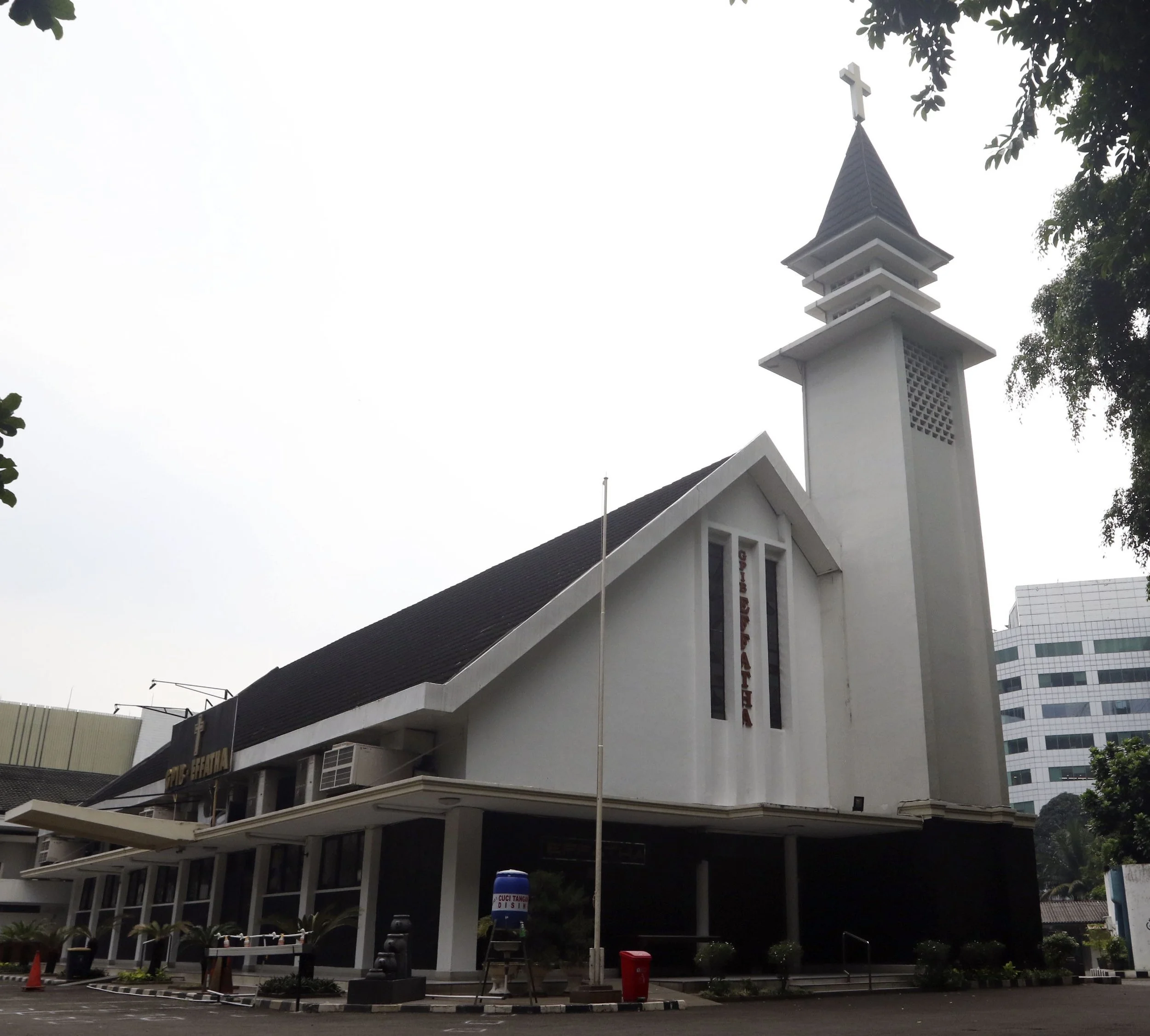 Foto Gereja-Tampak Luar-Samping Sentraya-cropped.JPG