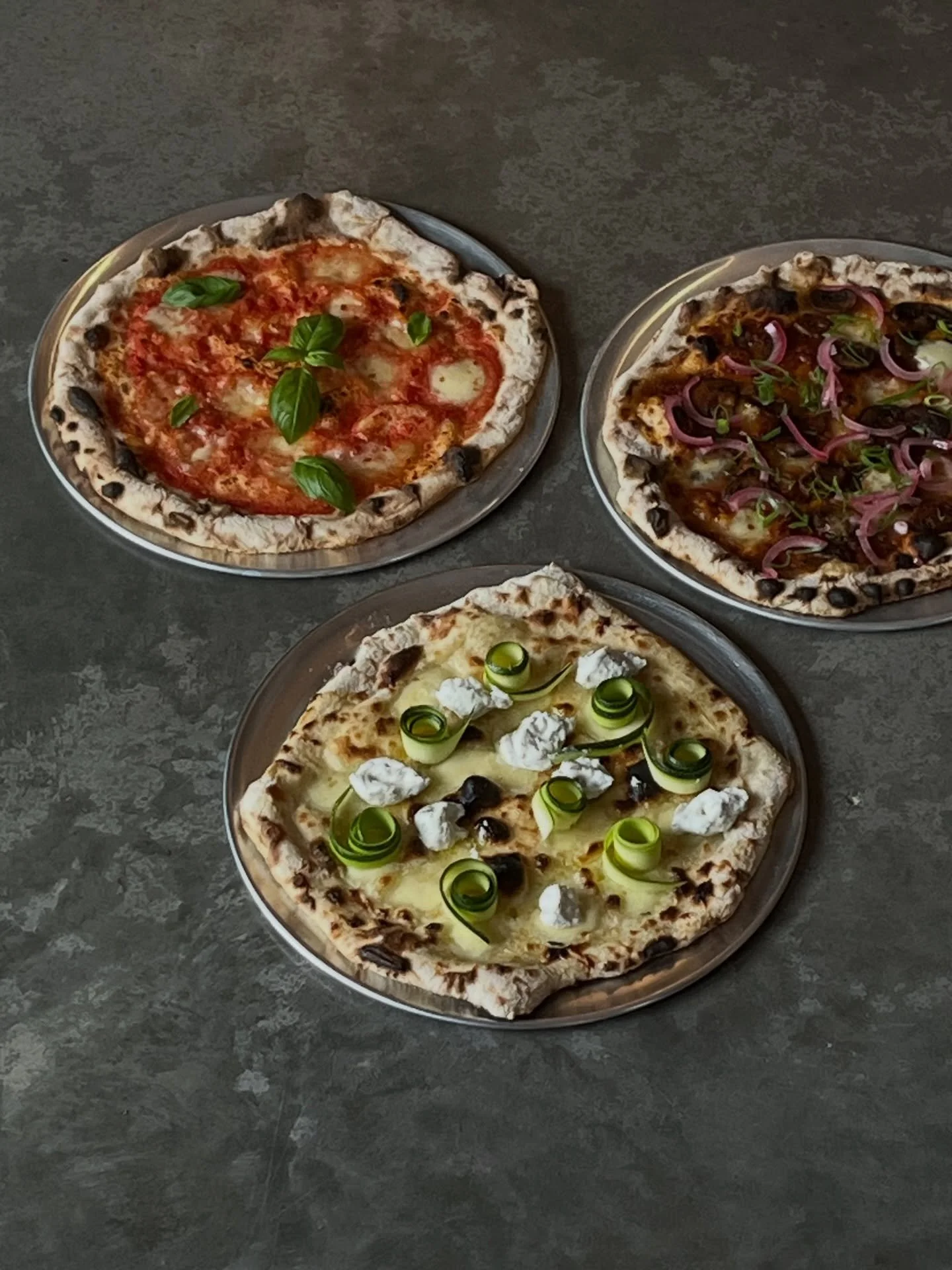 3 pizza&rsquo;s, recht uit de oven.

Een klassieke margherita en twee Fico specials, onze pizza&rsquo;s zucchina en griglia.

ZUCCHINA
courgette - whipped ricotta - kappertjes - citroenzeste

GRIGLIA
pulled mushrooms - gepekelde rode ui - frisse bosu