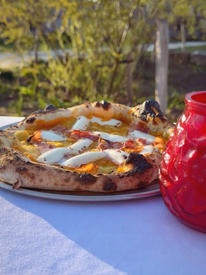 The making of: pizza Zucca, een van onze bestsellers!

Deze pizza stond als een van de eerste op ons menu. Toen werd hij niet zo vaak gekozen maar nu steelt hij steeds vaker de spotlight. 

Wil je hem eens proeven? Boek ons nu voor jouw evenement en 