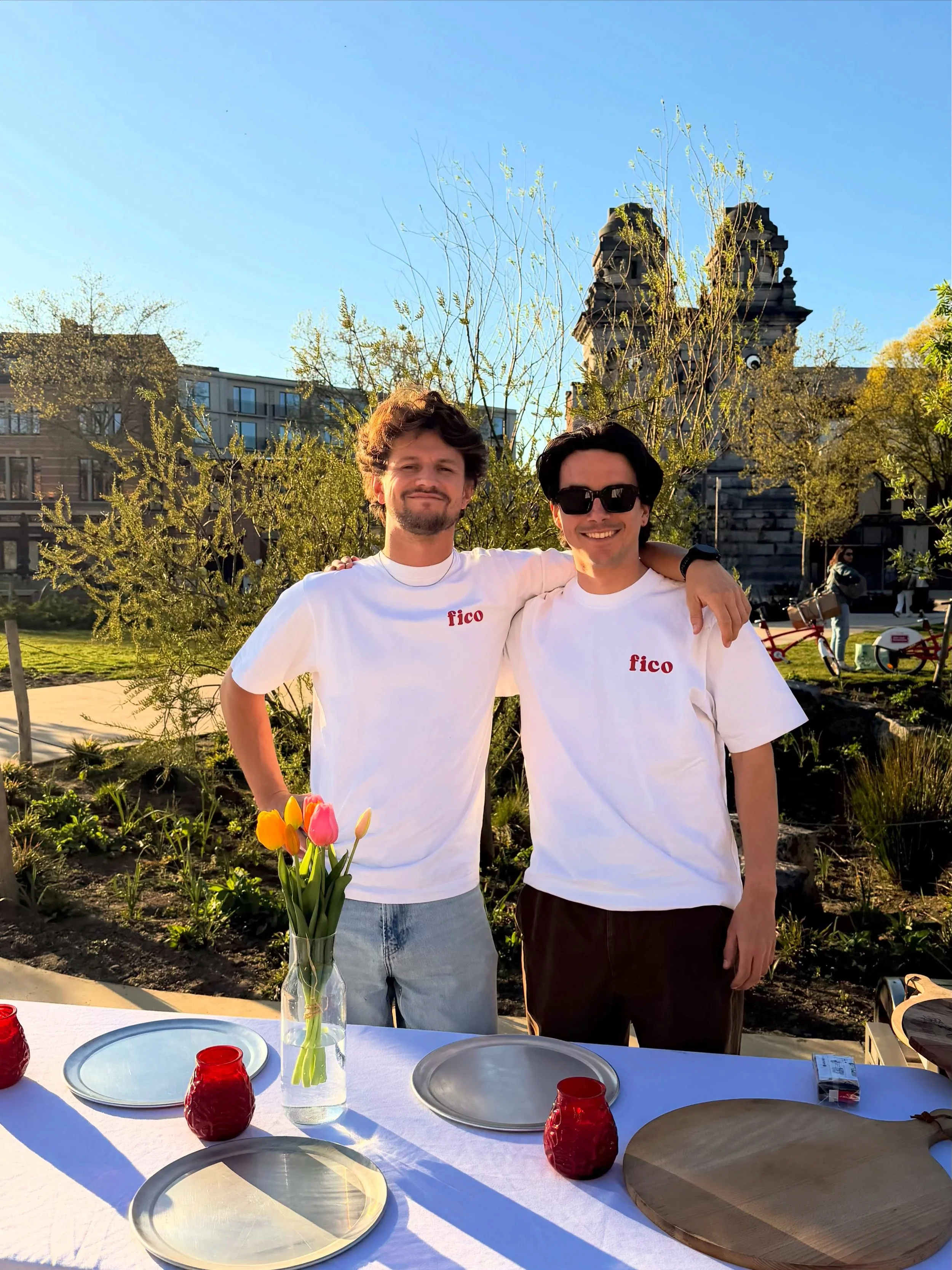 Hey 👋 

Wij zijn Jannes en Wannes, de 2 guys achter Fico. 

Een dikke 2 jaar geleden begonnen we te experimenteren met pizza&rsquo;s bakken. Weinig mensen weten dat we elkaar zo hebben leren kennen! 

Een gemeenschappelijke vriend daagde ons uit om 