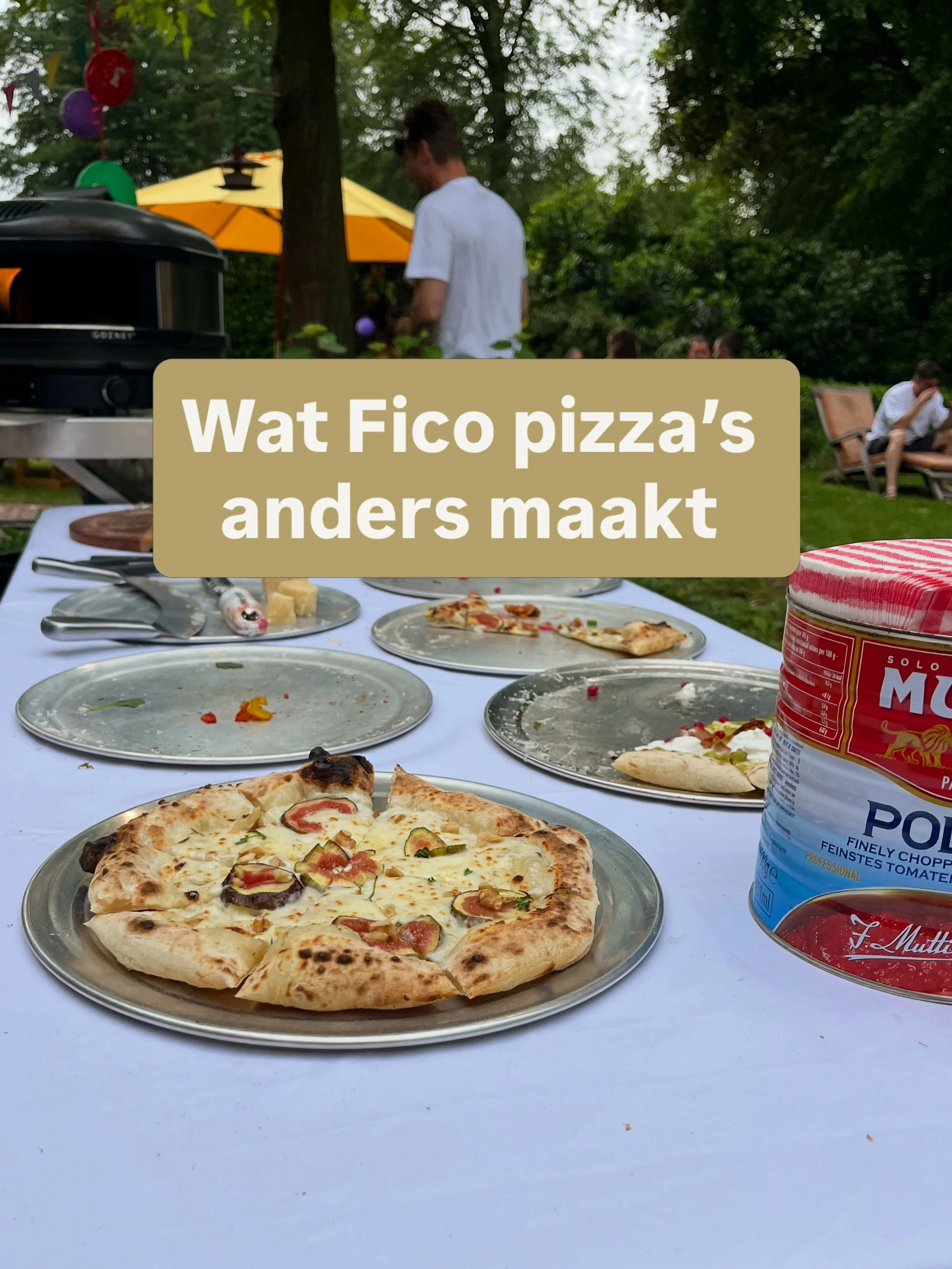 Niet elke pizza is dezelfde pizza. 

Wij beginnen met een traag gefermenteerde zuurdesembodem, minstens 48 uur rijstijd, luchtig van binnen, knapperig van buiten. 
Daarna verse ingredi&euml;nten, combinaties die je niet verwacht, en alles live gebakk
