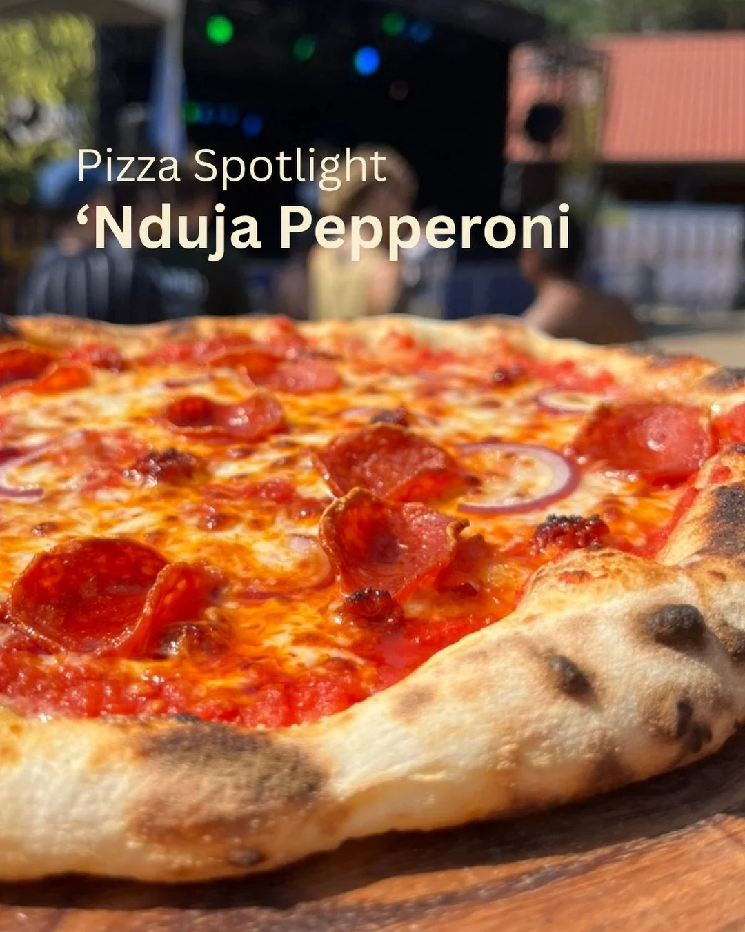 Huh &lsquo;Nduja? Wa is da?

&lsquo;Nduja is een pikante, smeerbare worst uit Calabria in het zuiden van Itali&euml;. De zongedroogde pepers geven hem een karakteristieke pittige smaak die toevallig heel goed samengaat met pepperoni! 

Vandaar dat wi