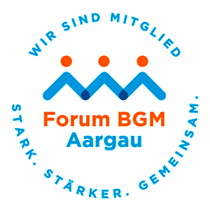 Logo des Forums BGM Aargau mit blauen buchstaben und drei stilisierten Figuren, umgeben von einem weißen Kreis mit blauer Schrift.