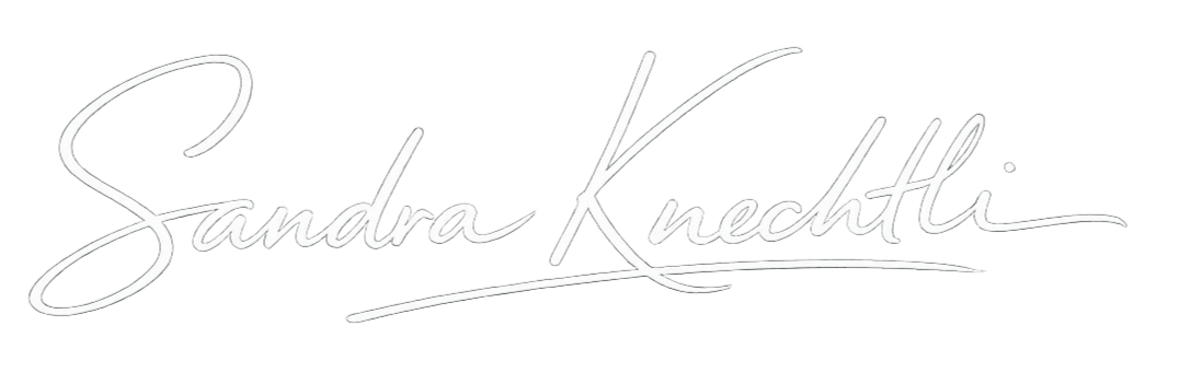 Unterschrift mit dem Namen 'Sandra Knechtli' in weißer Schrift auf schwarzem Hintergrund.