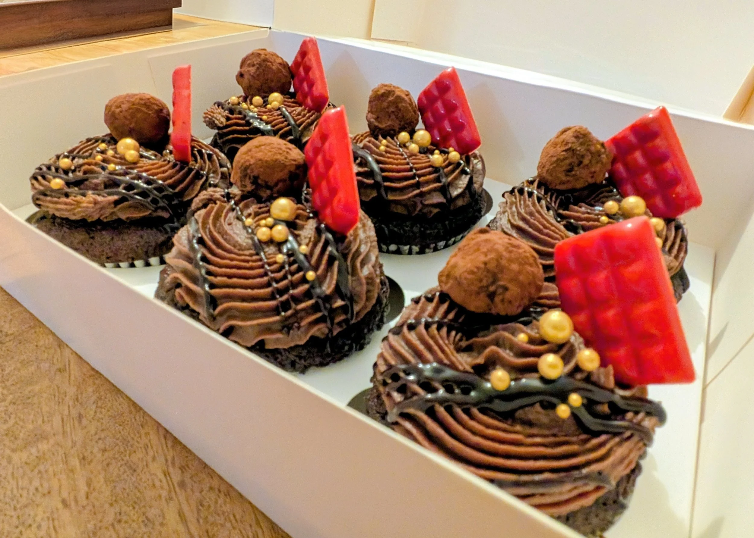 Eggless chocolate cupcakes- with chocolate truffle core, chocolate ganache