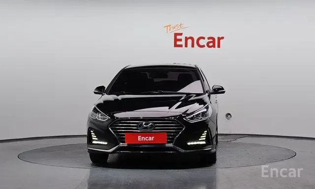 Front view of a black Hyundai Encar car with a white background and a red license plate reading 'Encar'.