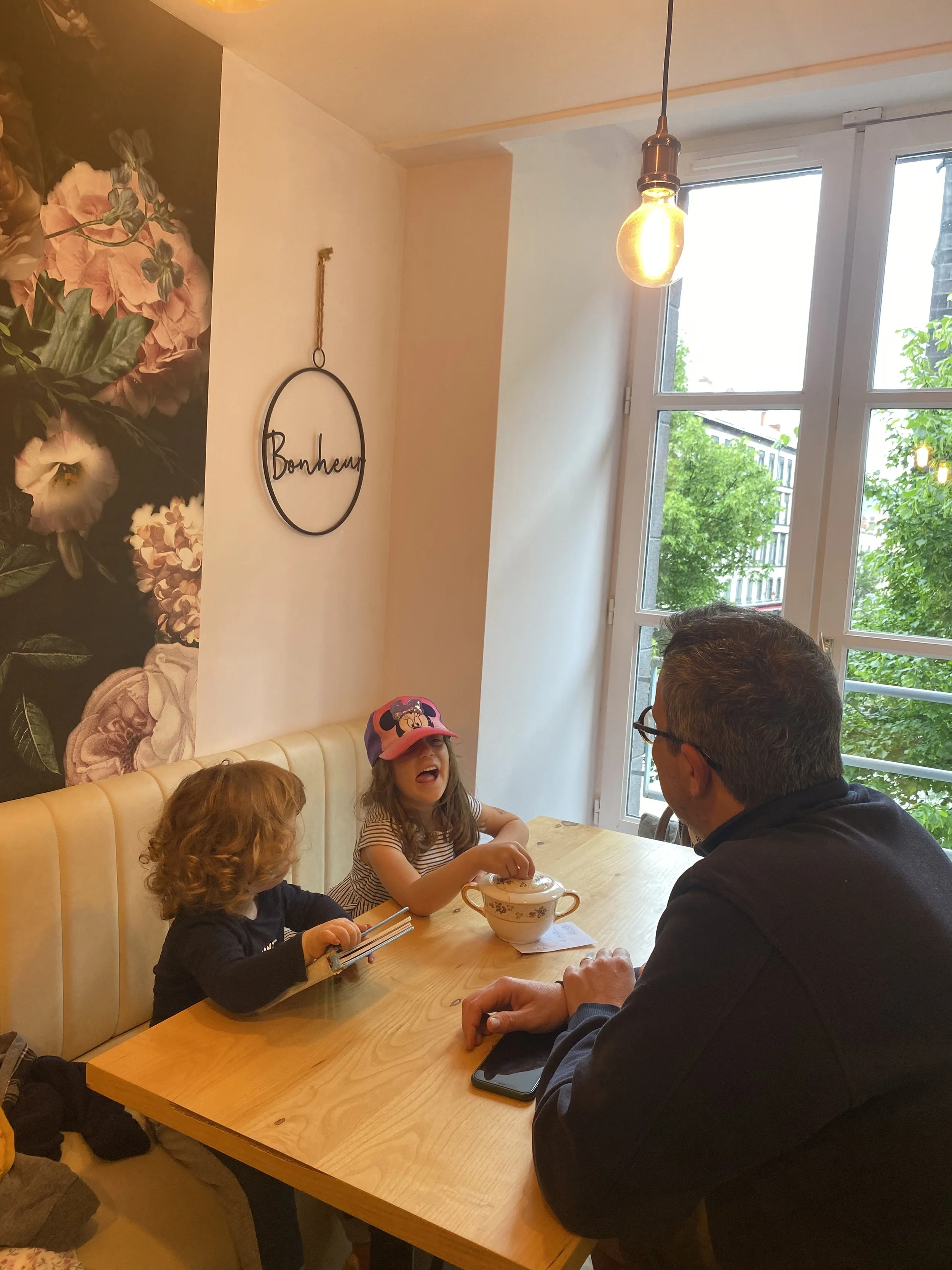 Come prenotare i ristoranti in Francia con bambini senza stress