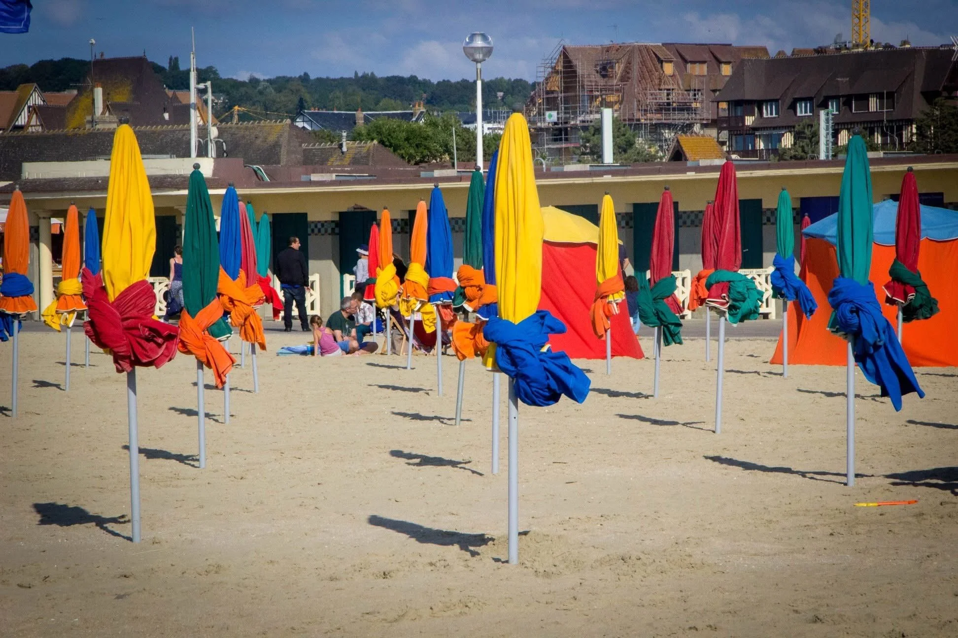 deauville normandia spiaggia ombrelloni colorati