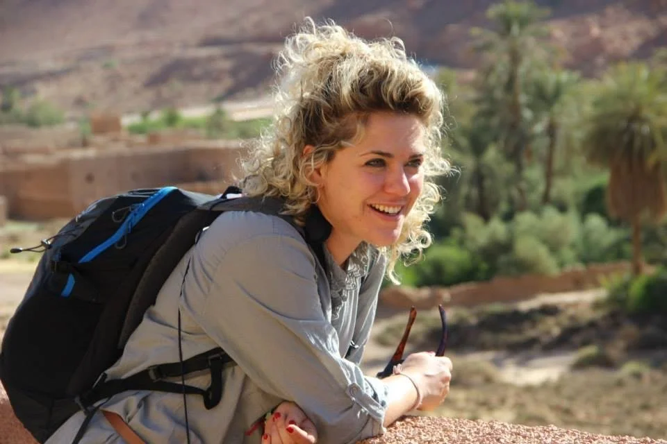 viaggiatrice sorridente con zaino