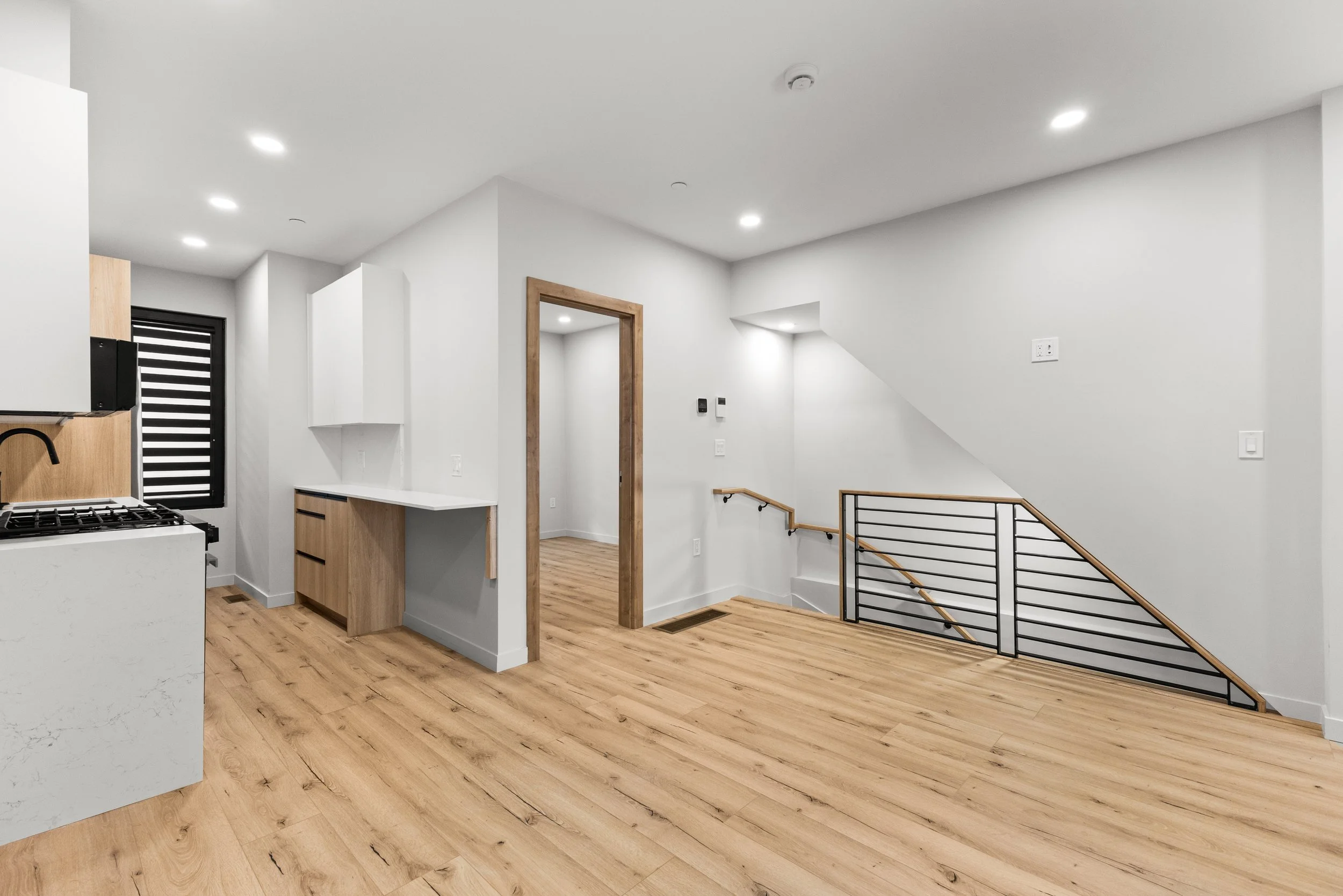 10-0030_E 7th St.jpg