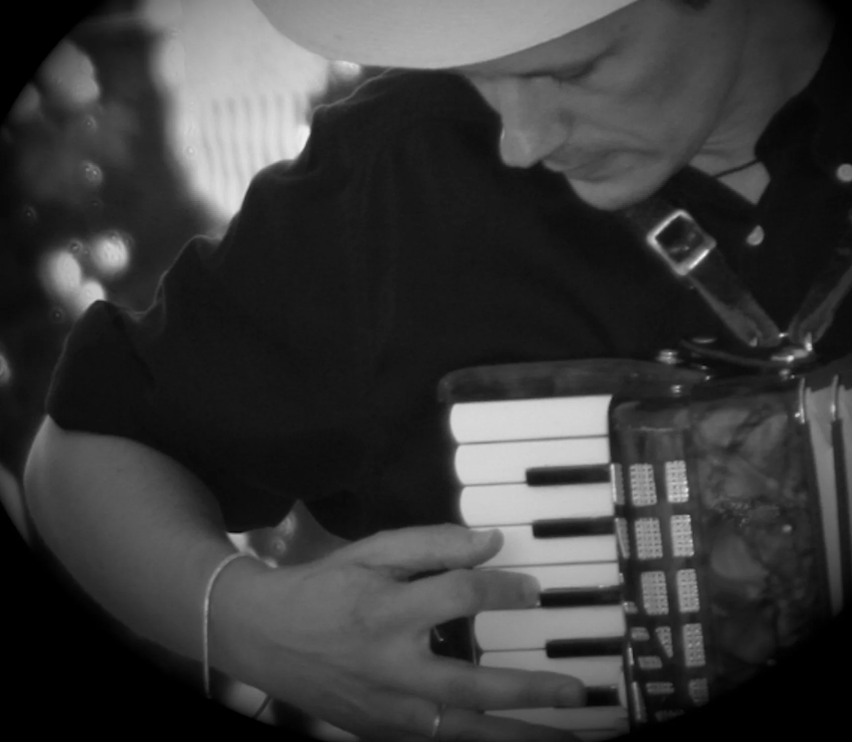 Mauro Agagliate - Ritratto artistico: compositore e ricercatore sonoro / Artistic portrait: composer and sound researcher.