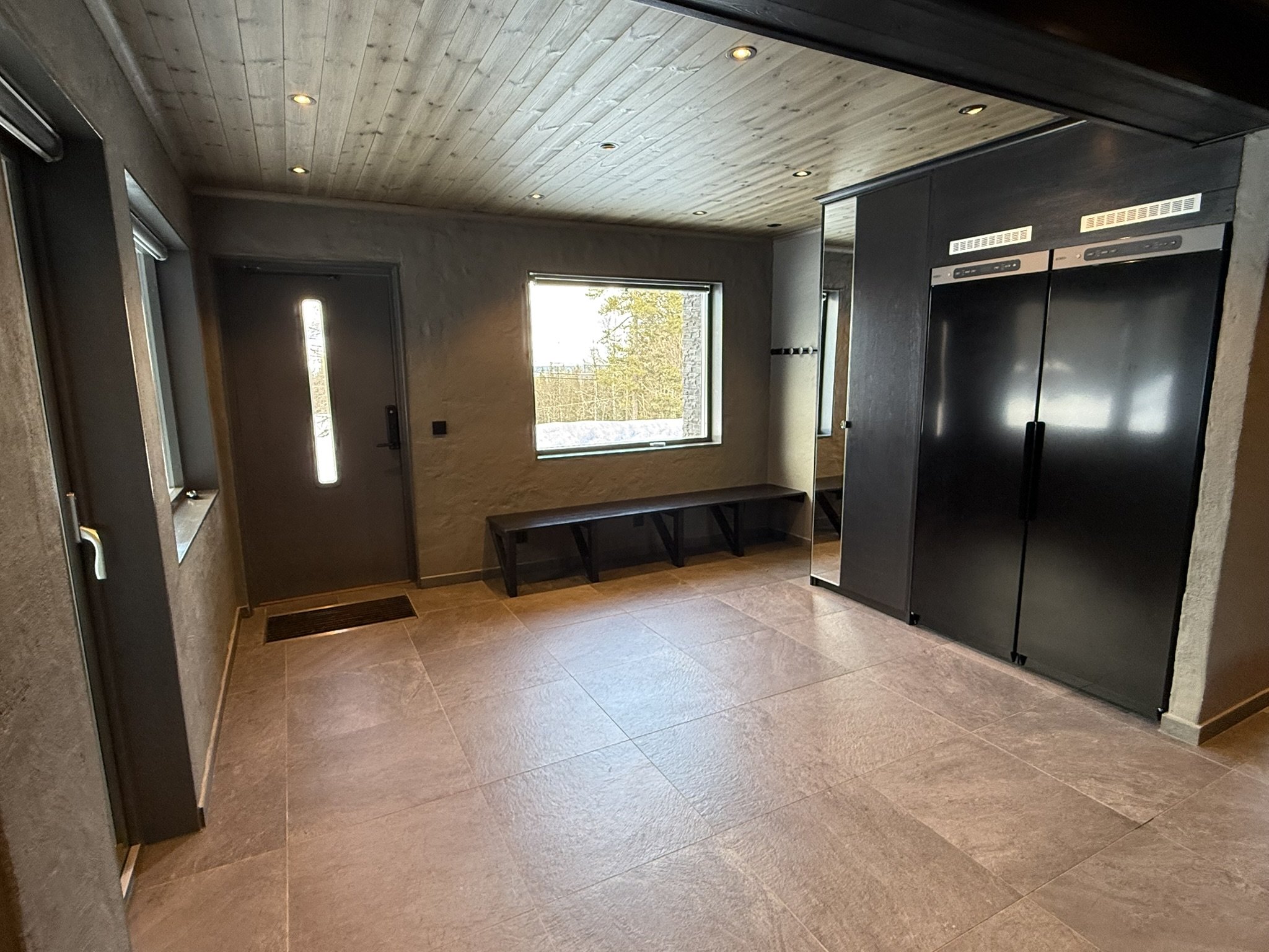 Rymlig entré med torkskåp