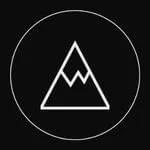 En minimalistisk logo med en triangel och ett bergsstycke inom en cirkel på svart bakgrund.