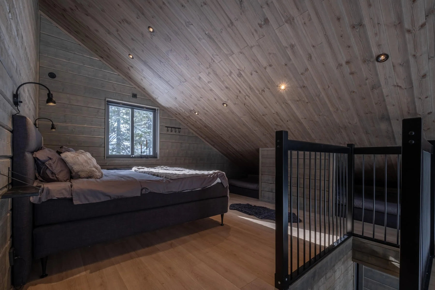 Loft med dubbelsäng och två enkelsängar