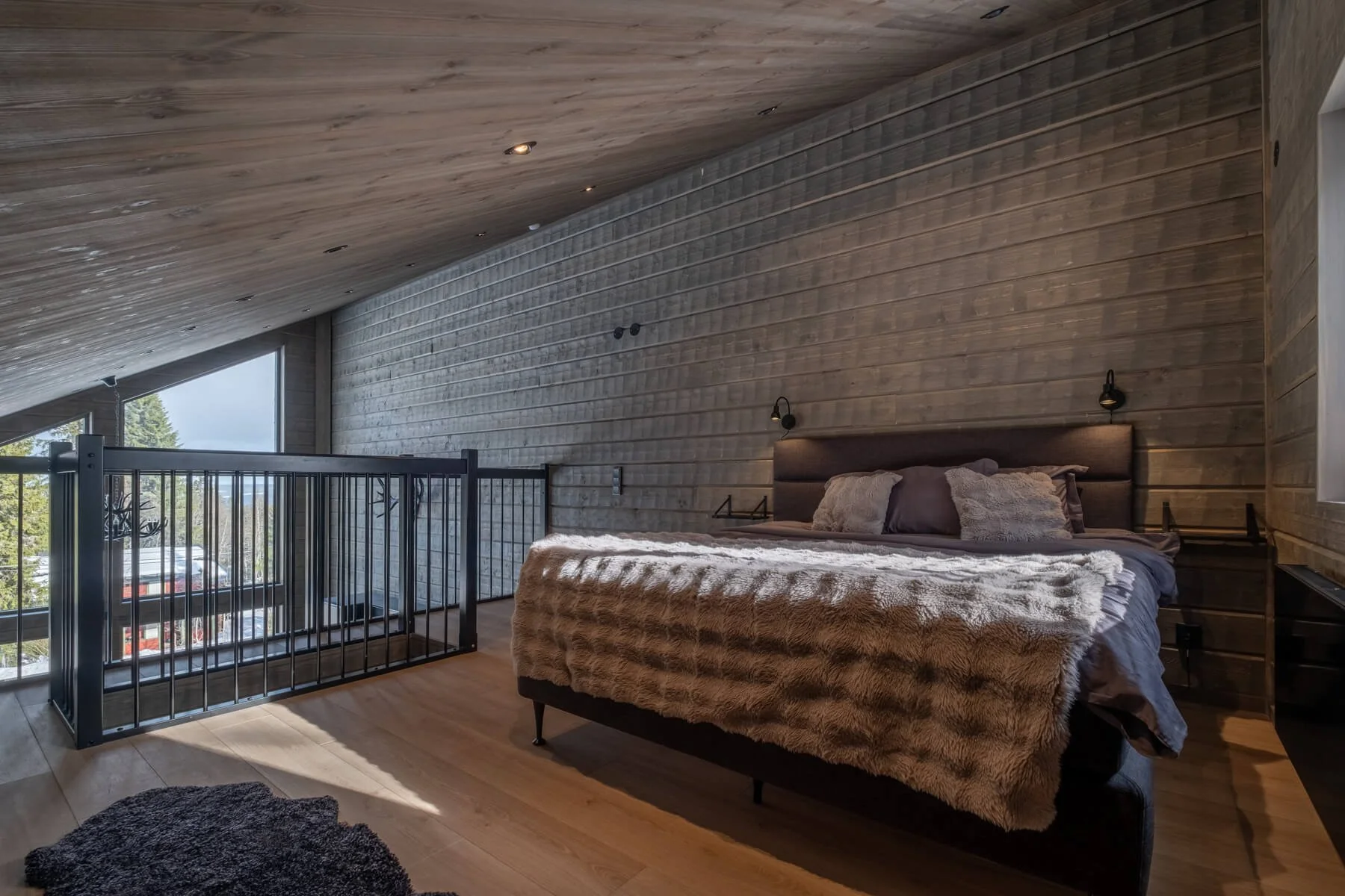 Loft med dubbelsäng och två enkelsängar