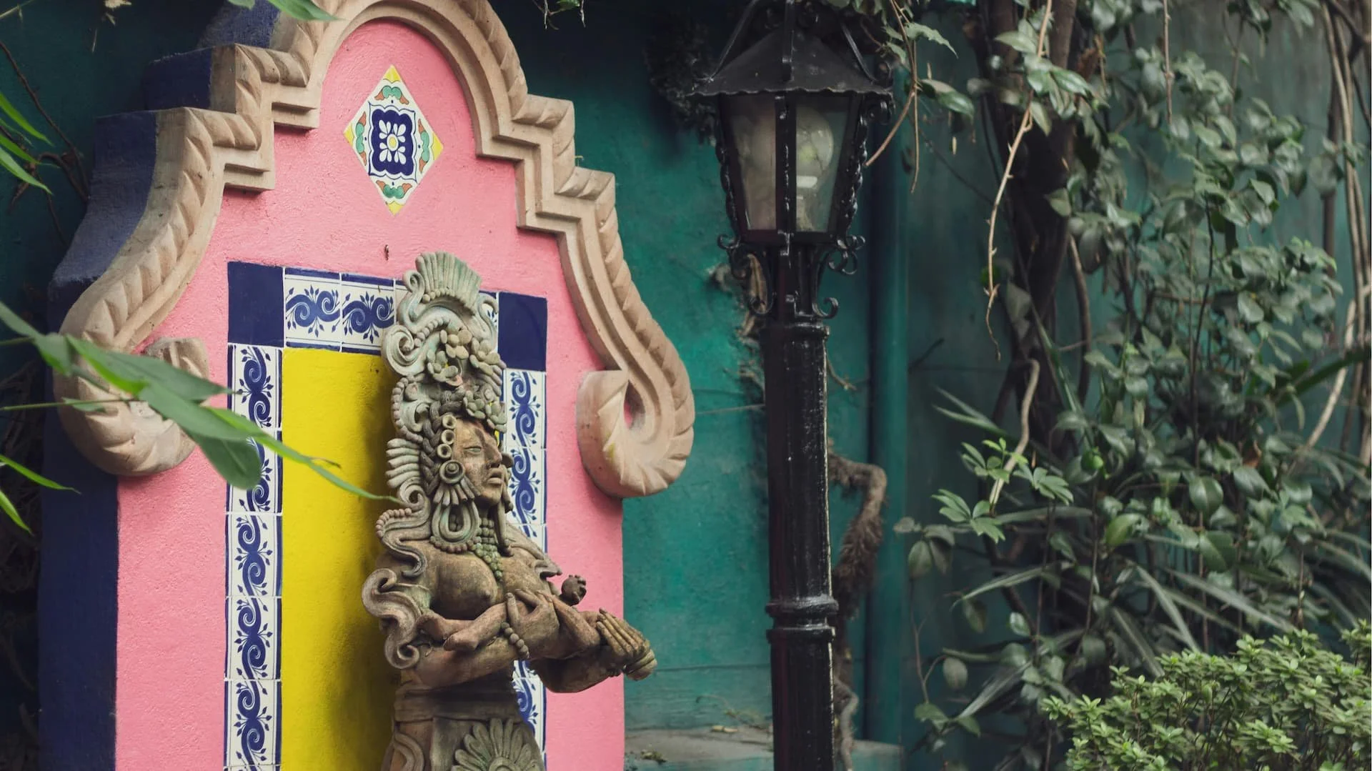 Explore the beautiful details in Mexico City's top neighborhoods.