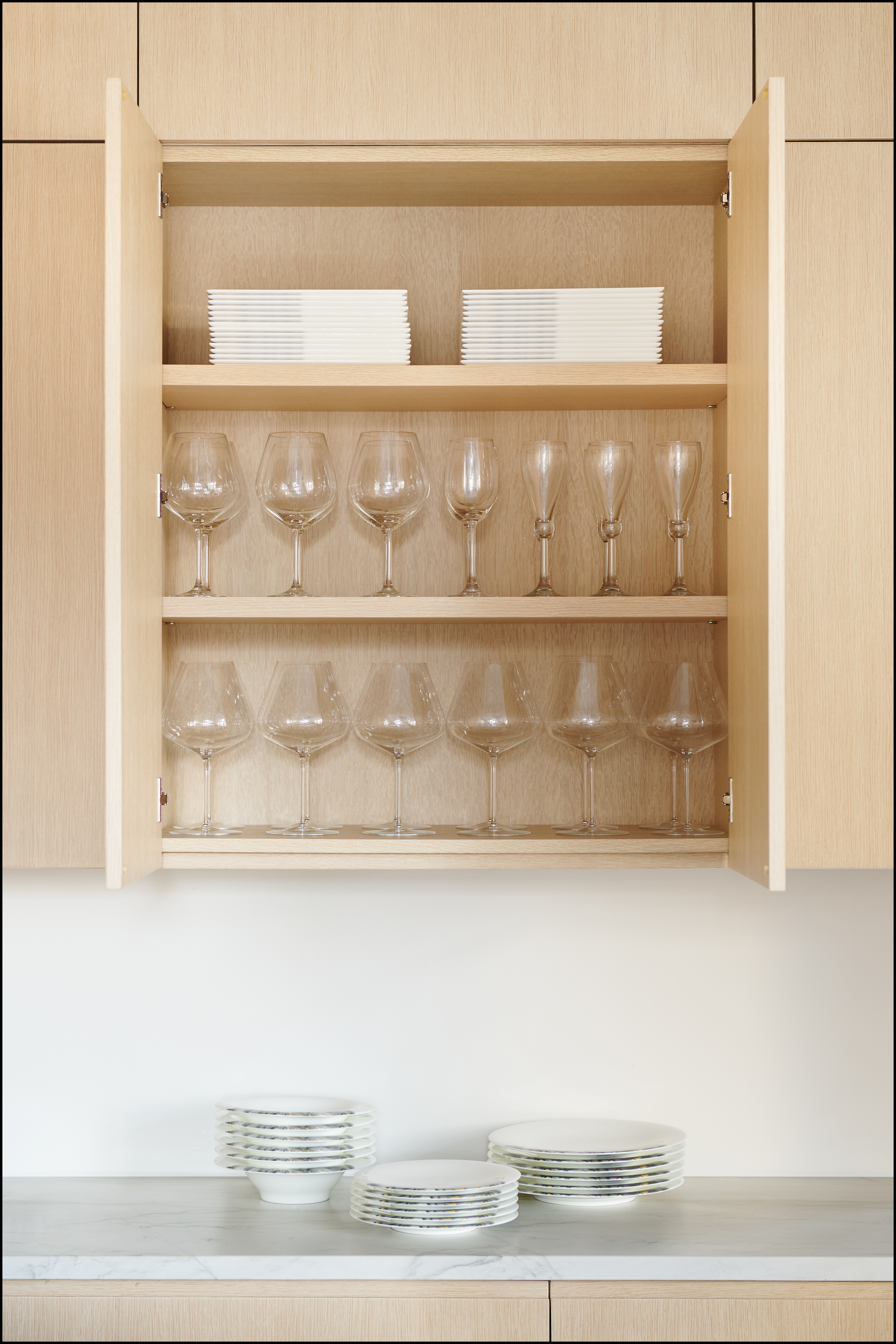 crystal-wine-glasses-manhattan-apartment.png